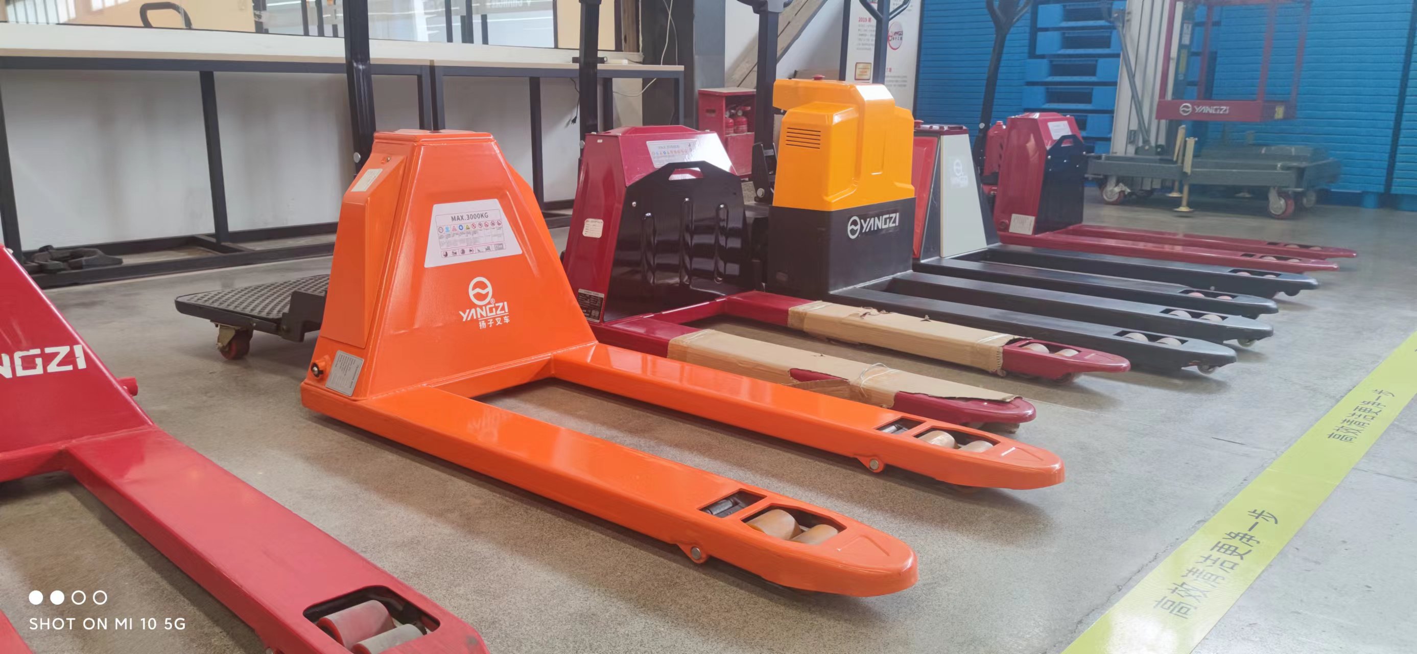 使用電動叉車時應(yīng)注意什么？